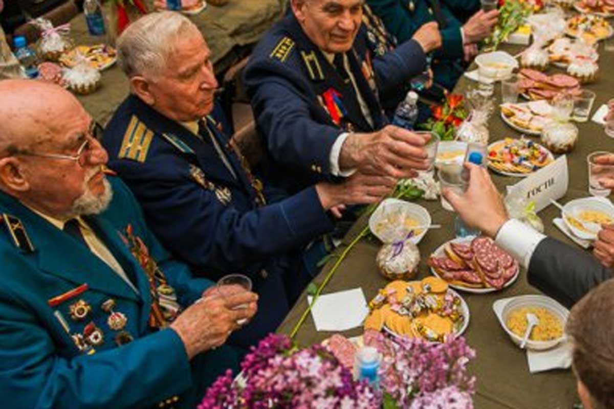 Полевая каша и фронтовые "сто граммов": в Харькове поздравляют ветеранов