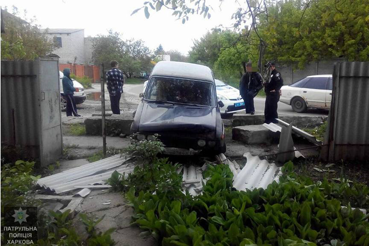 В Харькове ВАЗ врезался в забор частного дома (фото)