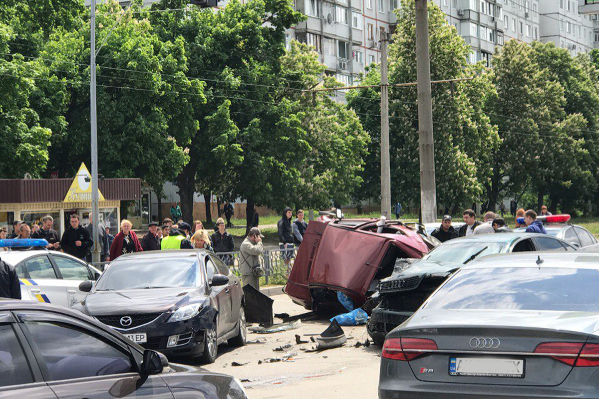 На Салтовке перевернулся Volkswagen, движение затруднено (фото, обновлено)