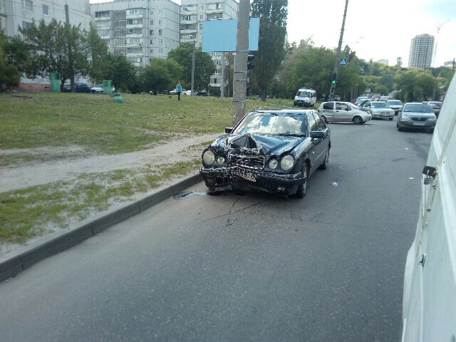 На Салтовке Matiz врезался в Mercedes и перевернулся (фото)