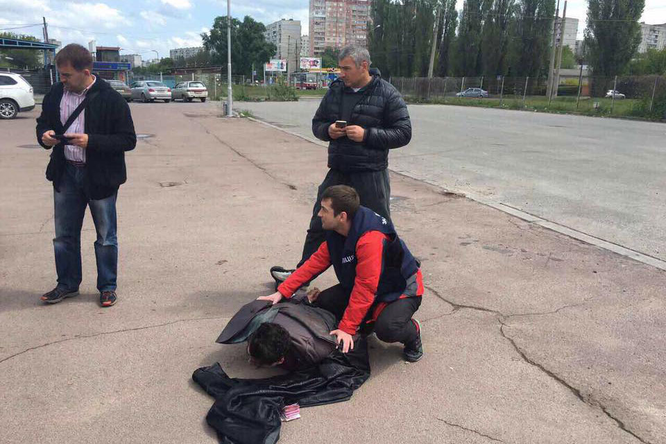 Столичный налоговик пытался "крышевать" харьковского предпринимателя (фото)