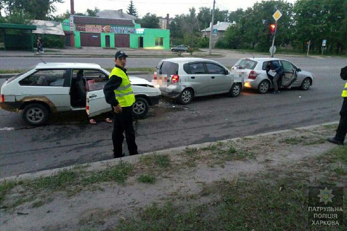 Пьяный водитель спровоцировал тройное ДТП (фото)