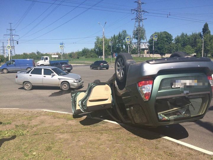 На Новых домах перевернулся Subaru, есть пострадавшие (фото)