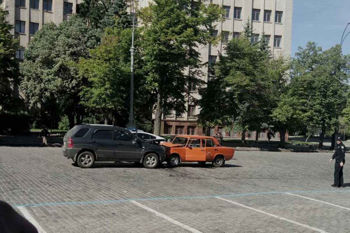 На площади Свободы лобовое столкновение машин (фото)