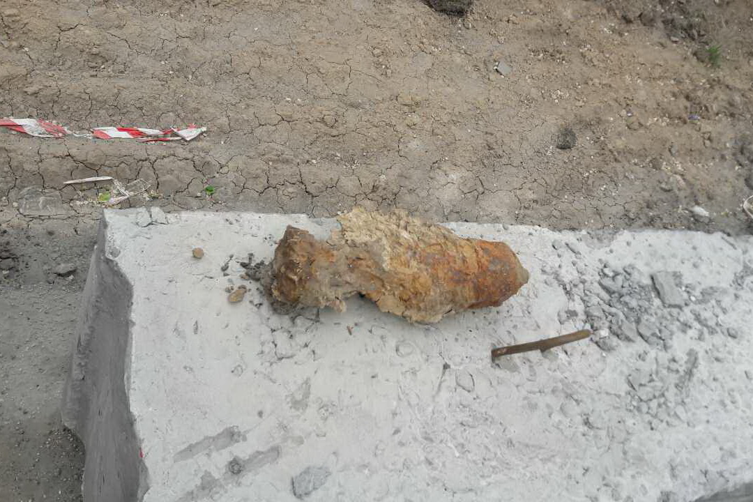 В Харькове возле трамвайной остановки нашли мину (фото)