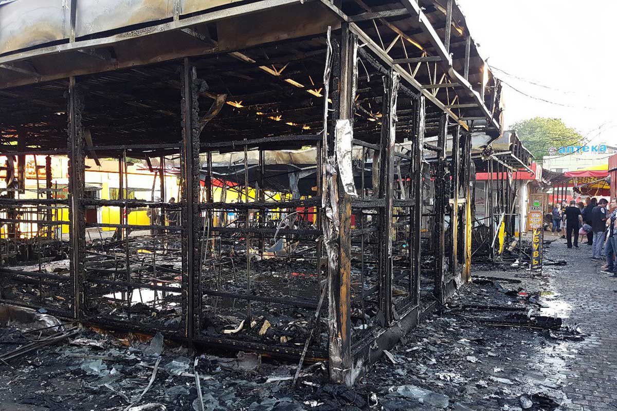 На харьковском рынке сгорели магазины (фото)