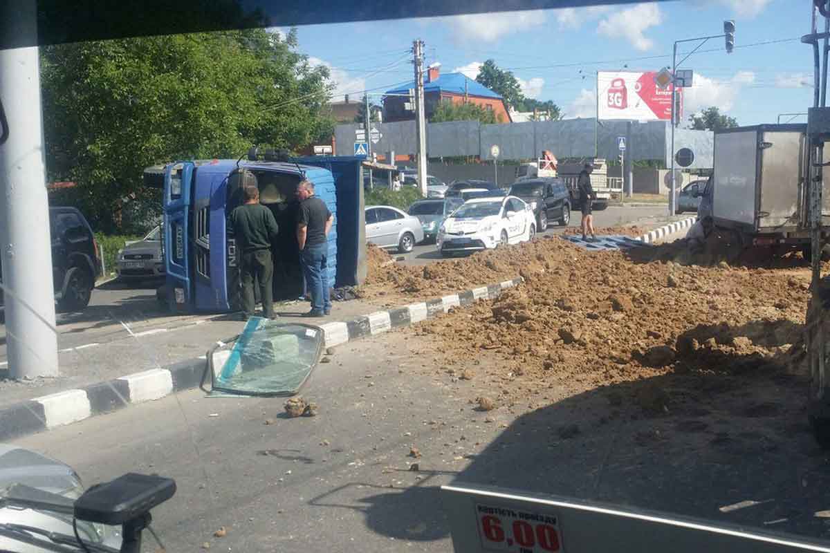 На Жилярди перевернулся грузовик с глиной (фото)