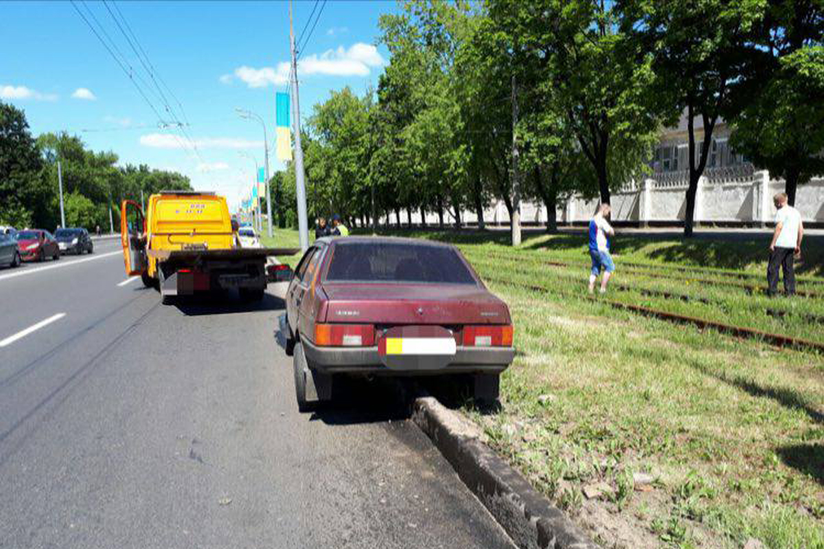 На Сумской водитель под кайфом въехал в бордюр (фото)