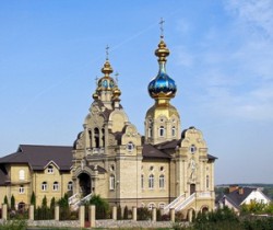 Харьковчане просят облагородить территорию вокруг церкви
