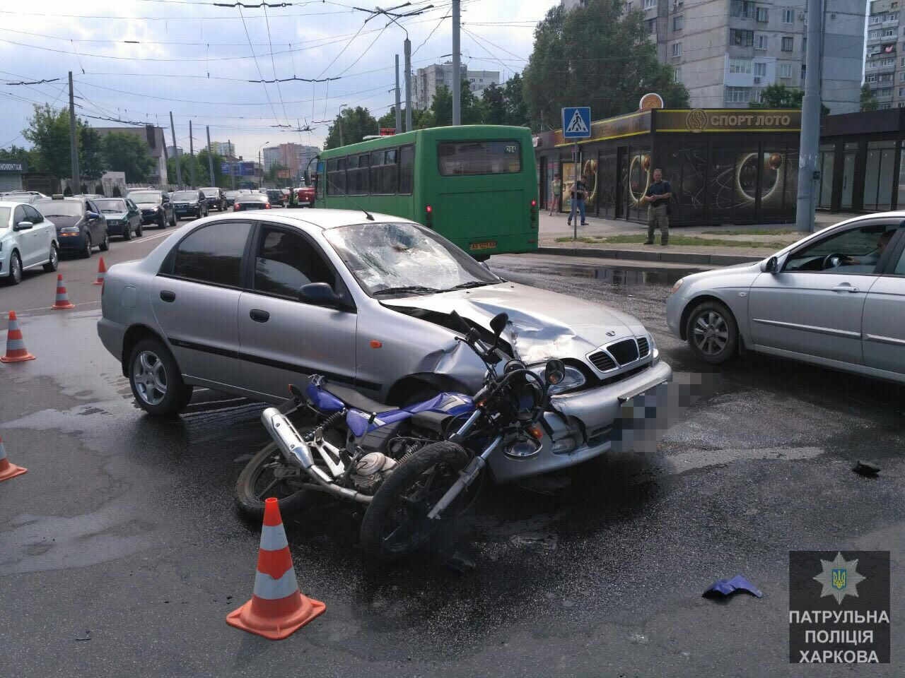 Машина сбила мотоцикл, есть пострадавшие (фото)