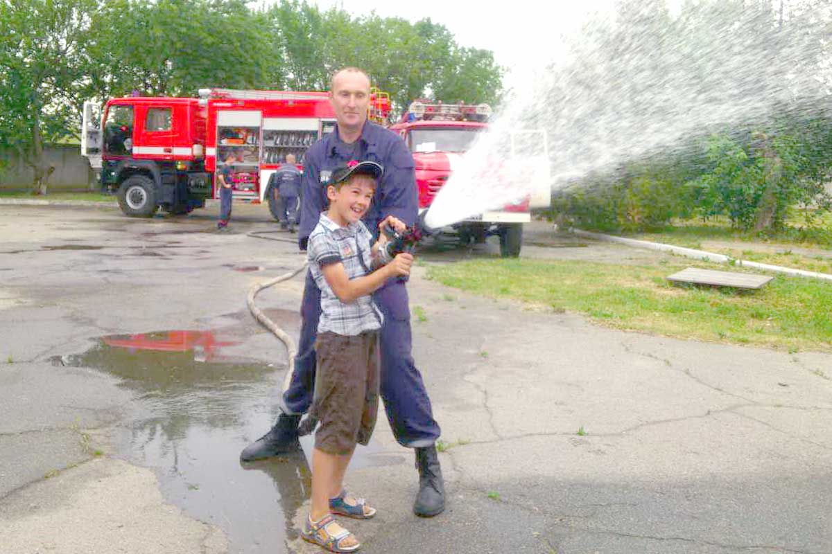 Под Харьковом школьников учат тушить пожары брандспойтом(фото)