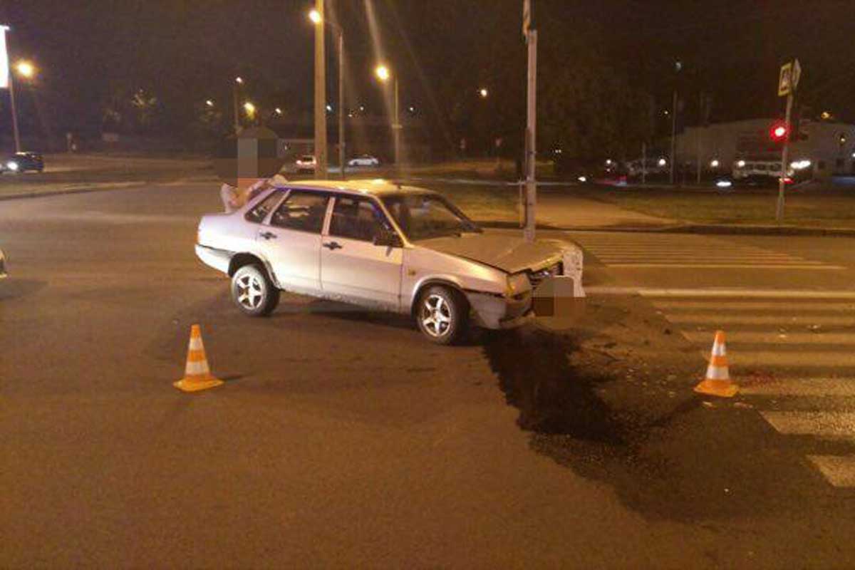 На Клочковской машина врезалась в островок безопасности (фото)