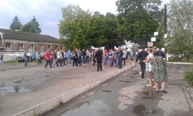 Под Харьковом люди перекрыли дорогу (фото)
