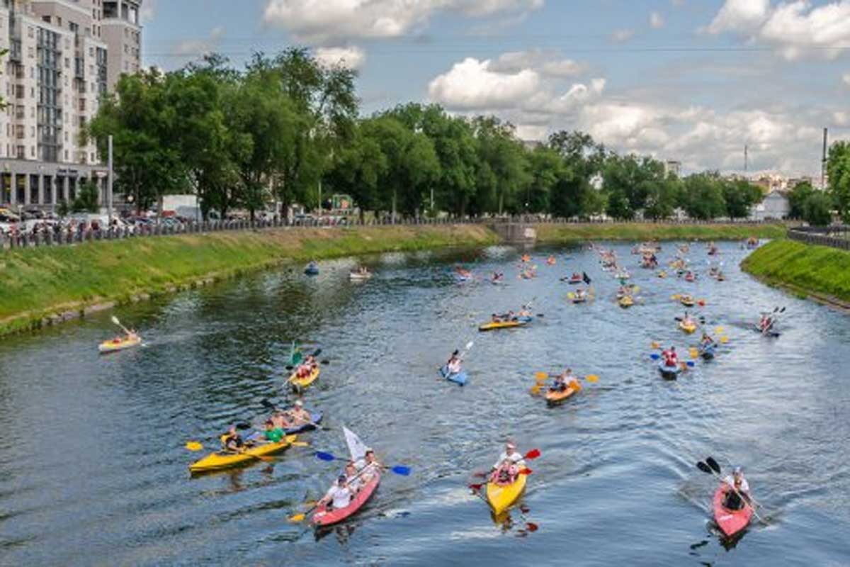 В Харькове появились клумбы на воде