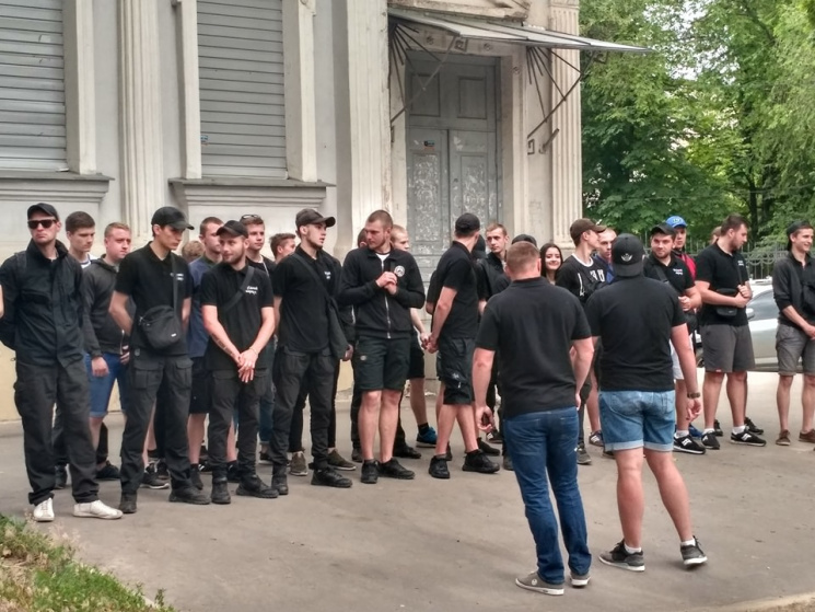 У здания Генконсульства России собрались активисты (фото)