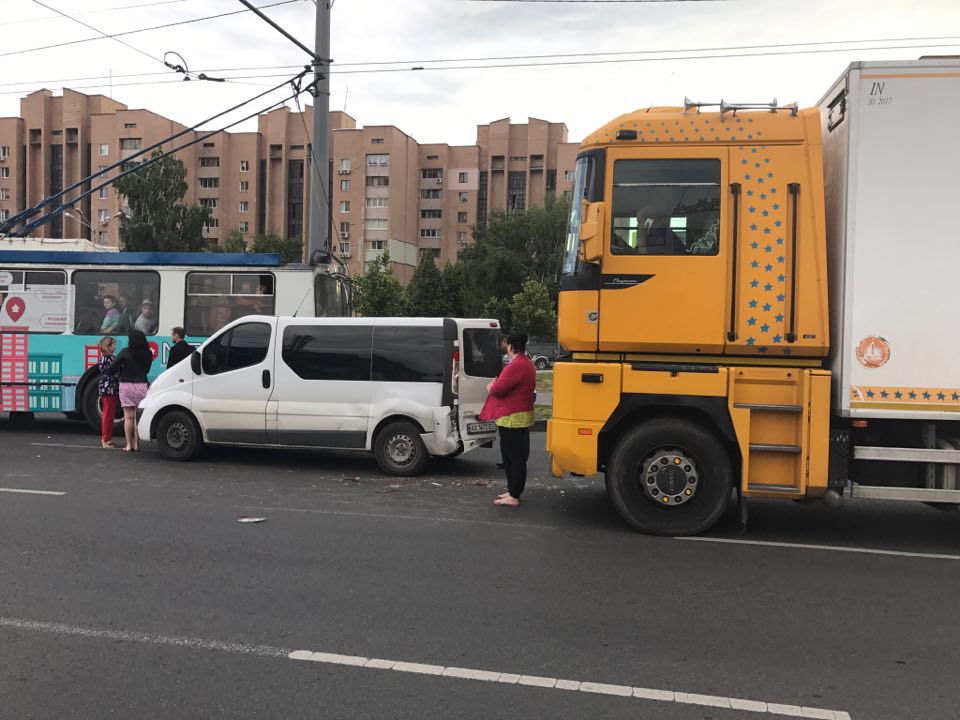 На Гагарина грузовик врезался в микроавтобус (фото)