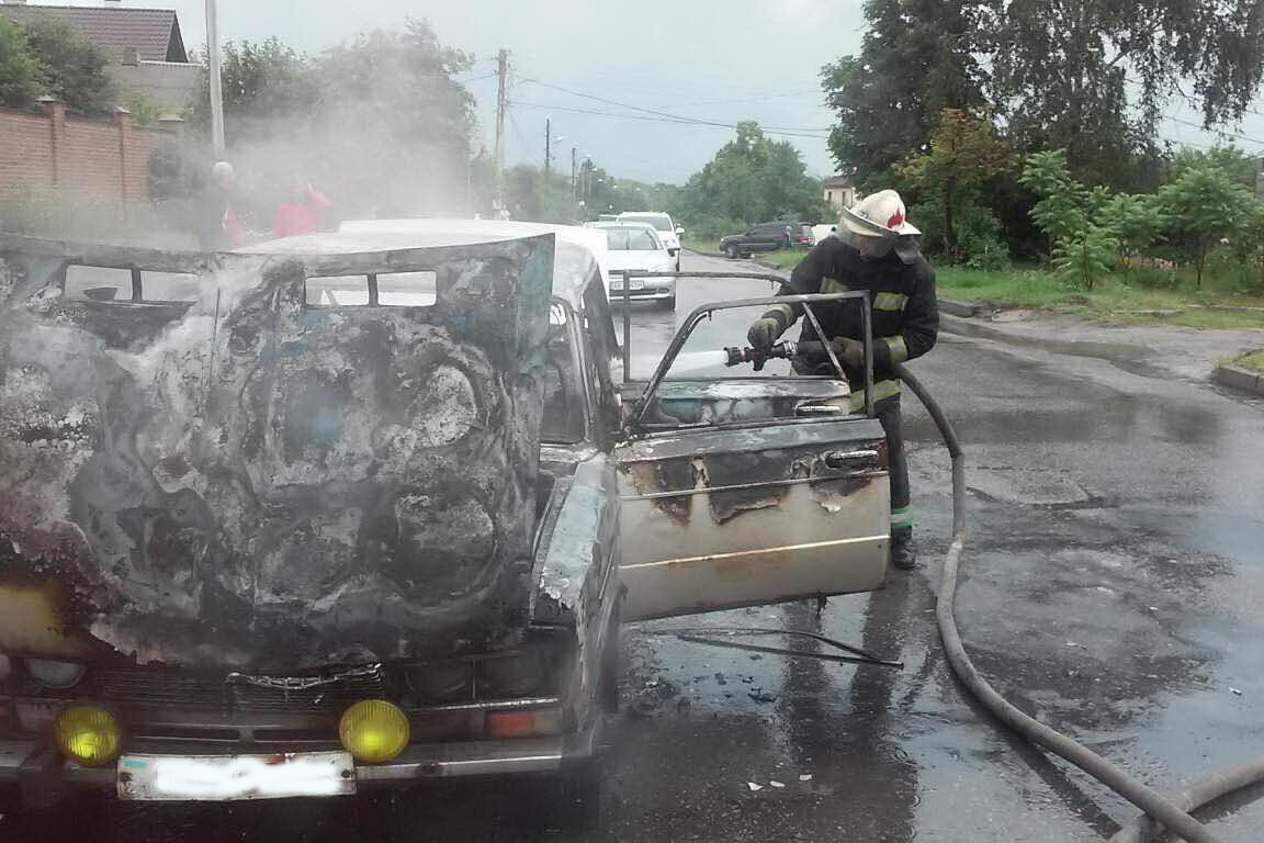 Машина загорелась на ходу (фото)