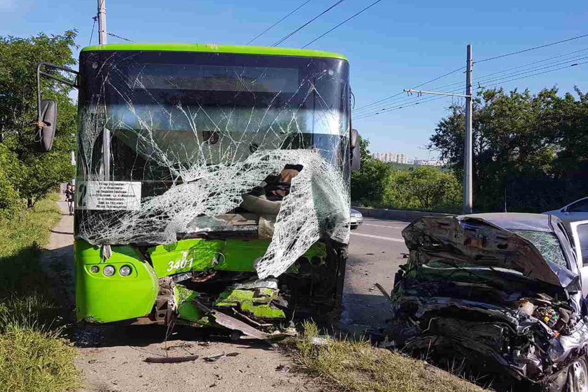 На Алексеевке - ДТП с троллейбусом, есть погибшие (фото)