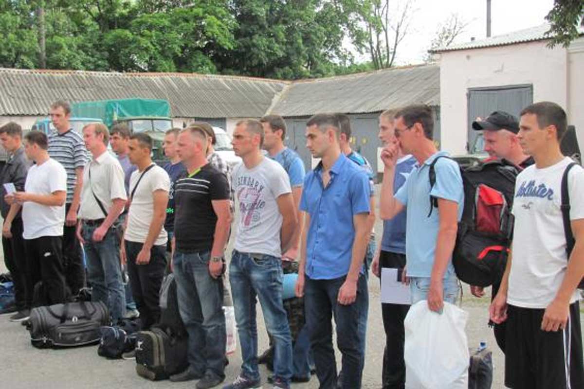 В Харькове призывают офицеров запаса (фото)