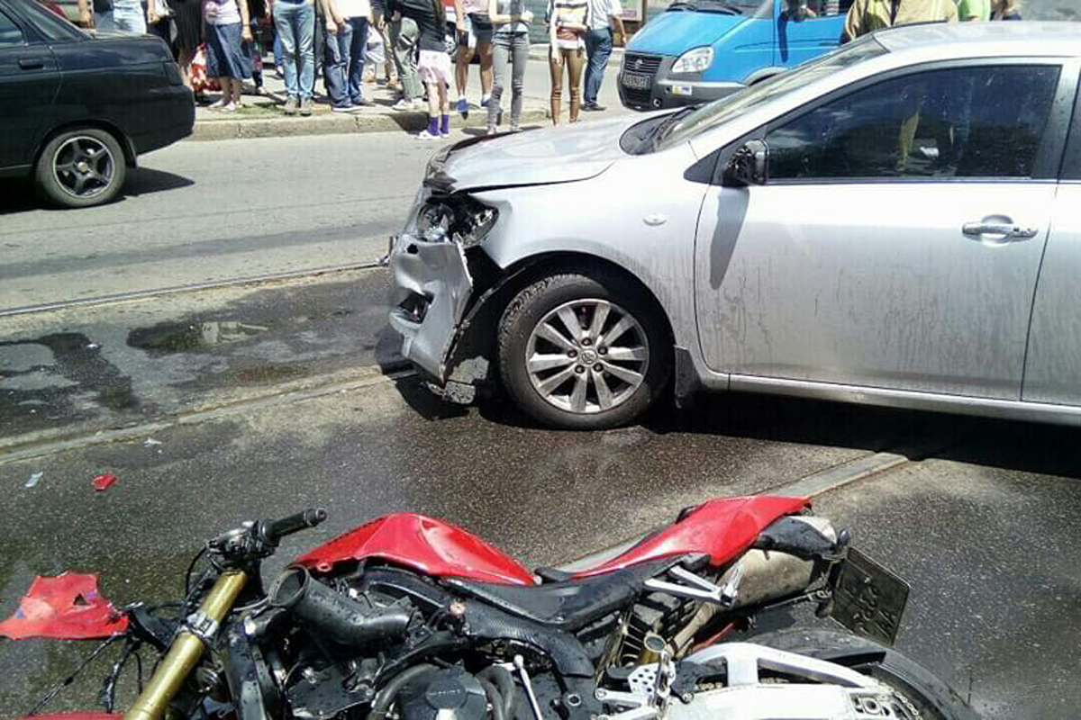 На Полтавском шляхе Toyota сбила мотоциклиста (фото)