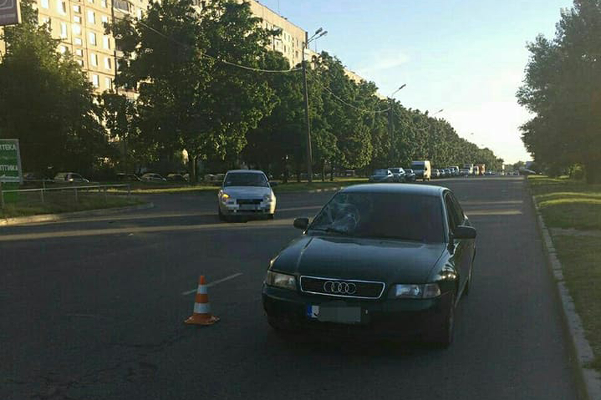 На Салтовке Audi сбила неизвестного пешехода (фото) 