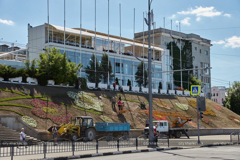 В центре появится огромная цветочная композиция