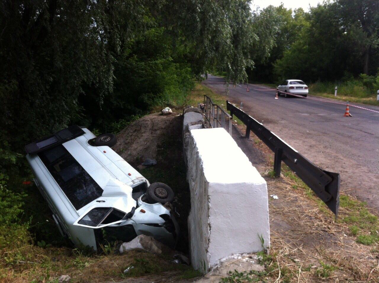 Пассажирский автобус вылетел с дороги: 13 пострадавших (фото)