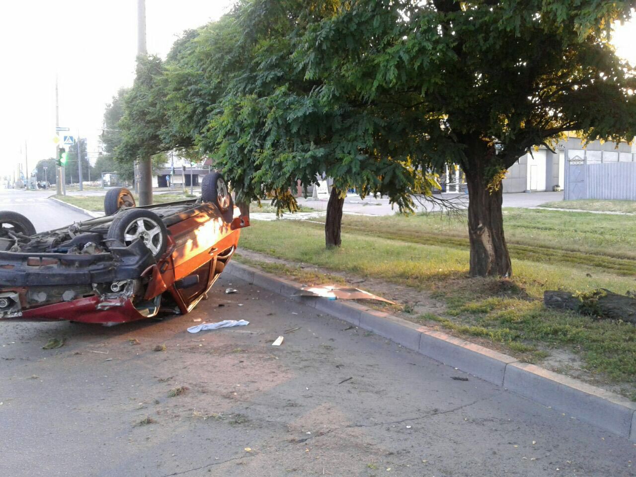 На Салтовке ВАЗ врезался в дерево и перевернулся, водитель сбежал (фото)