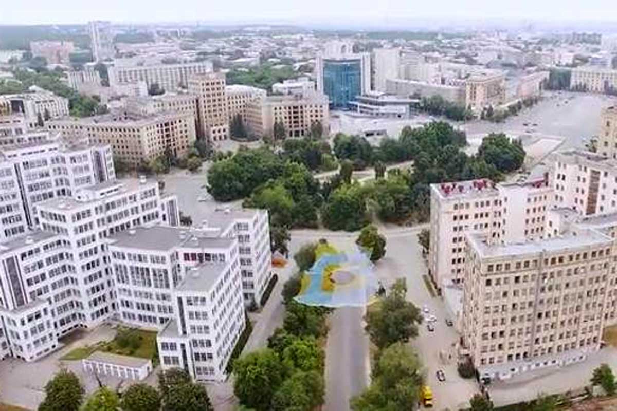 В Харькове создали инсталляцию в цветах флага Украины (видео)