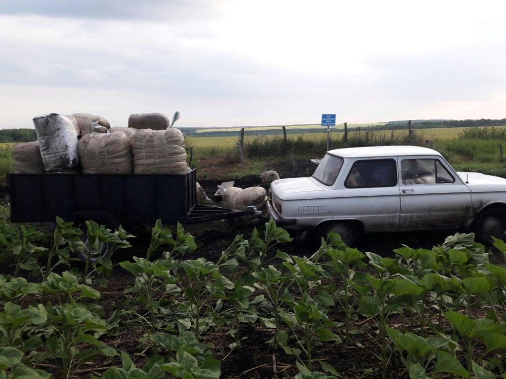 На границе задержали "Запорожец", груженый одеждой (фото)