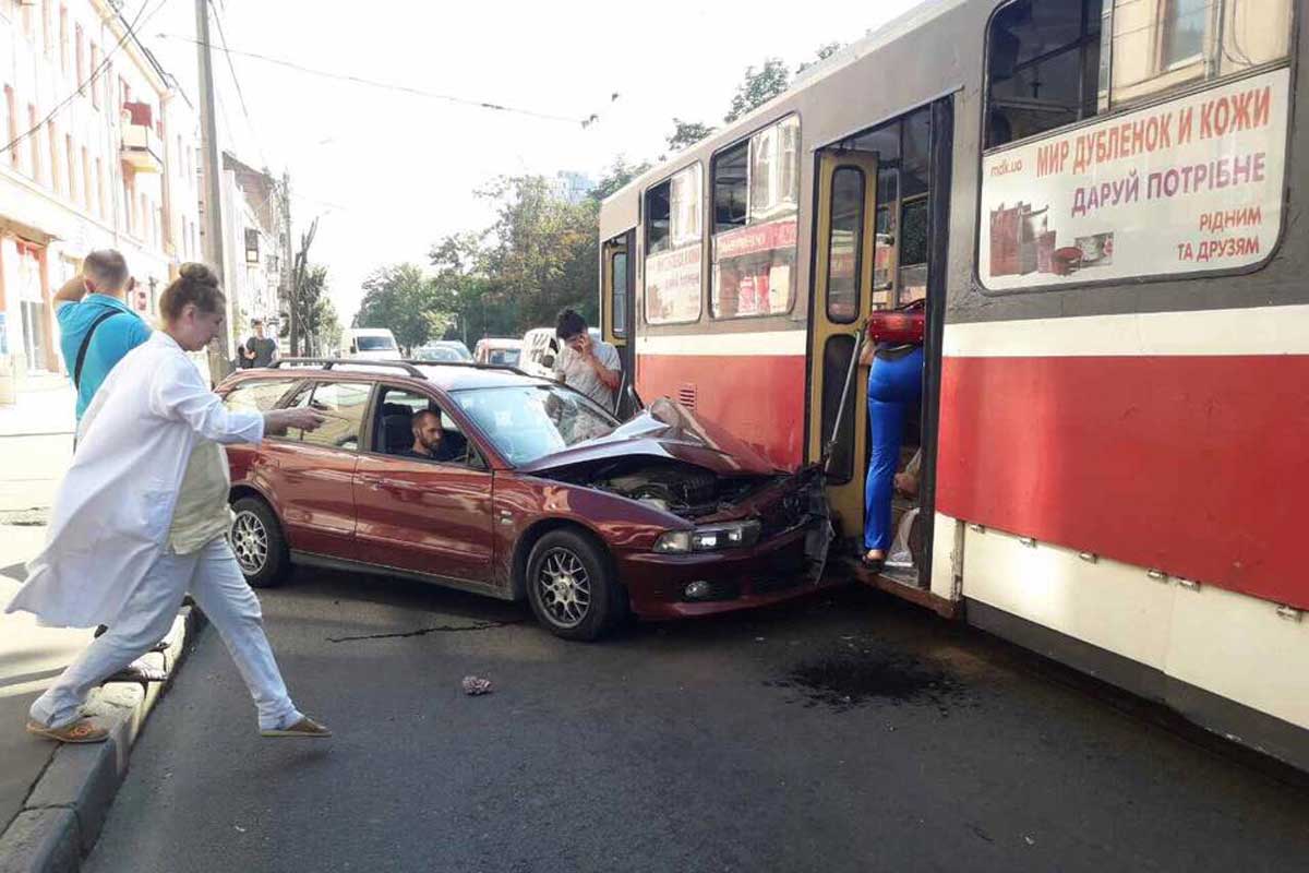 На Плехановской в дверь трамвая врезалась легковушка, есть пострадавшие (фото)
