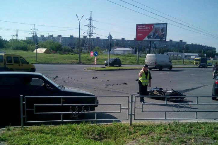 На Новых домах мотоциклист влетел в грузовик (фото)