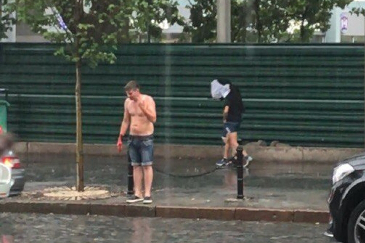 В центре раздетый парень резал вены и бросался под машины (видео)