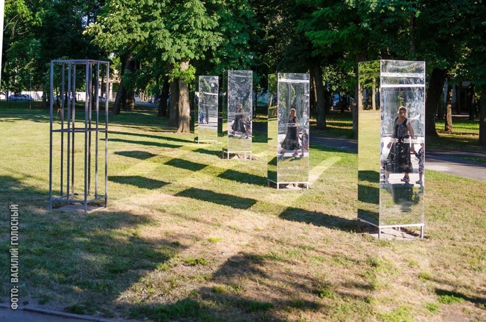 В харьковских парках появились зеркальные селфи-инсталляции (фото)