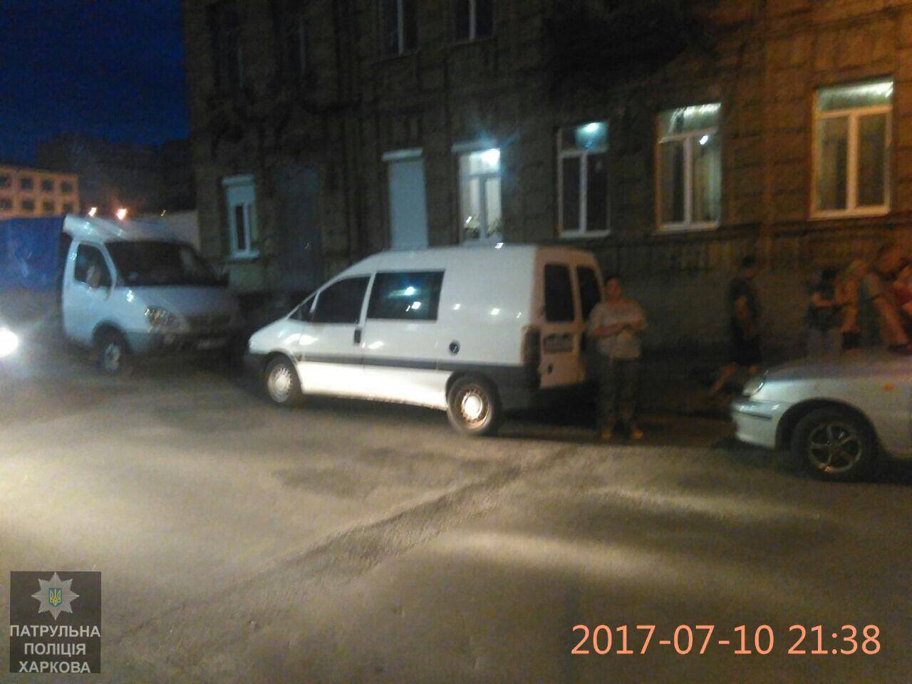 Пьяный мужчина пытался угнать машину, в которой сидели женщина и ребенок (фото)