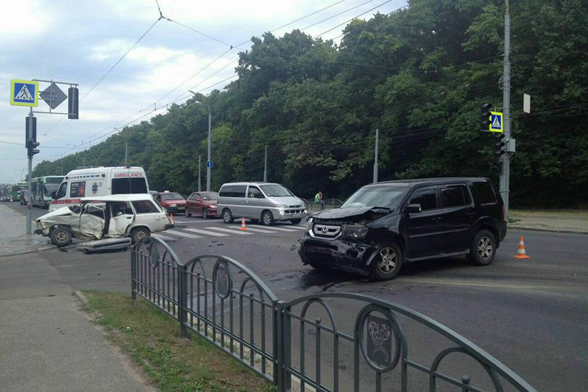 На Белгородском шоссе Honda протаранила ВАЗ (фото)