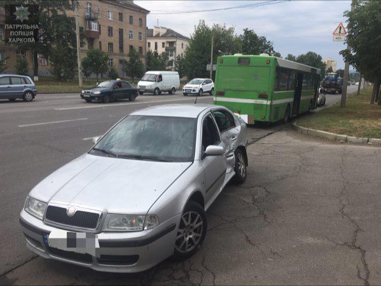 На Холодной горе столкнулись легковушка и рейсовый автобус (фото)