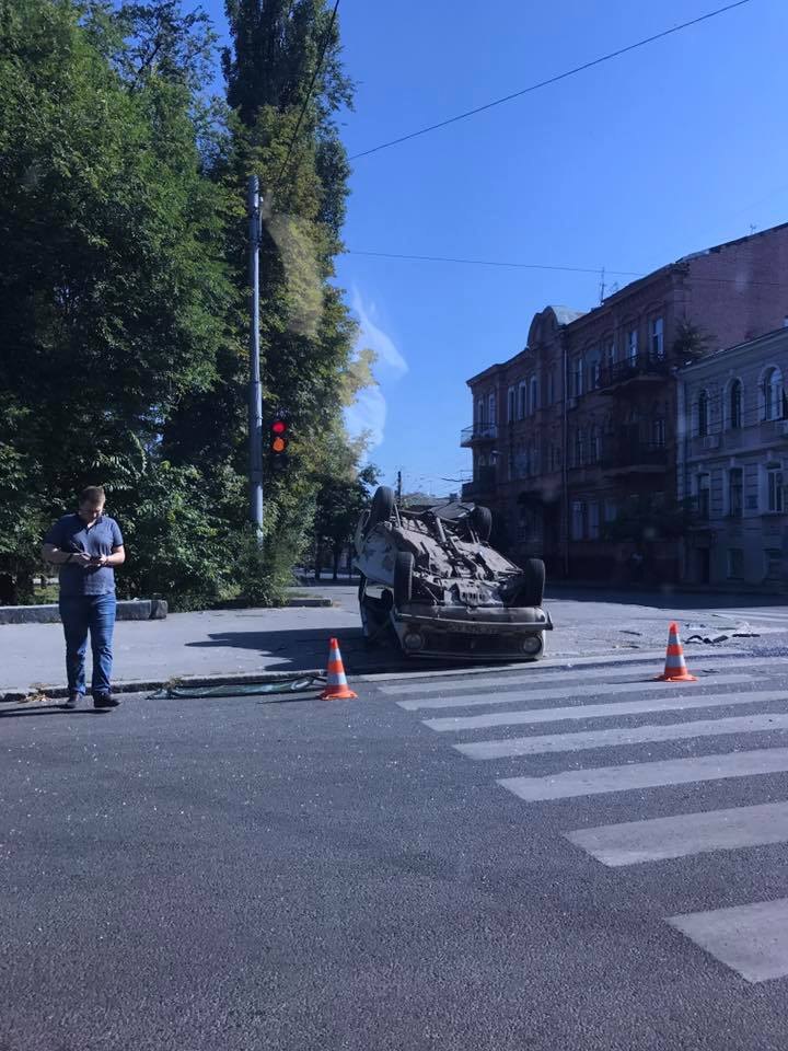 Возле Апелляционного суда перевернулся автомобиль (фото, дополнено)