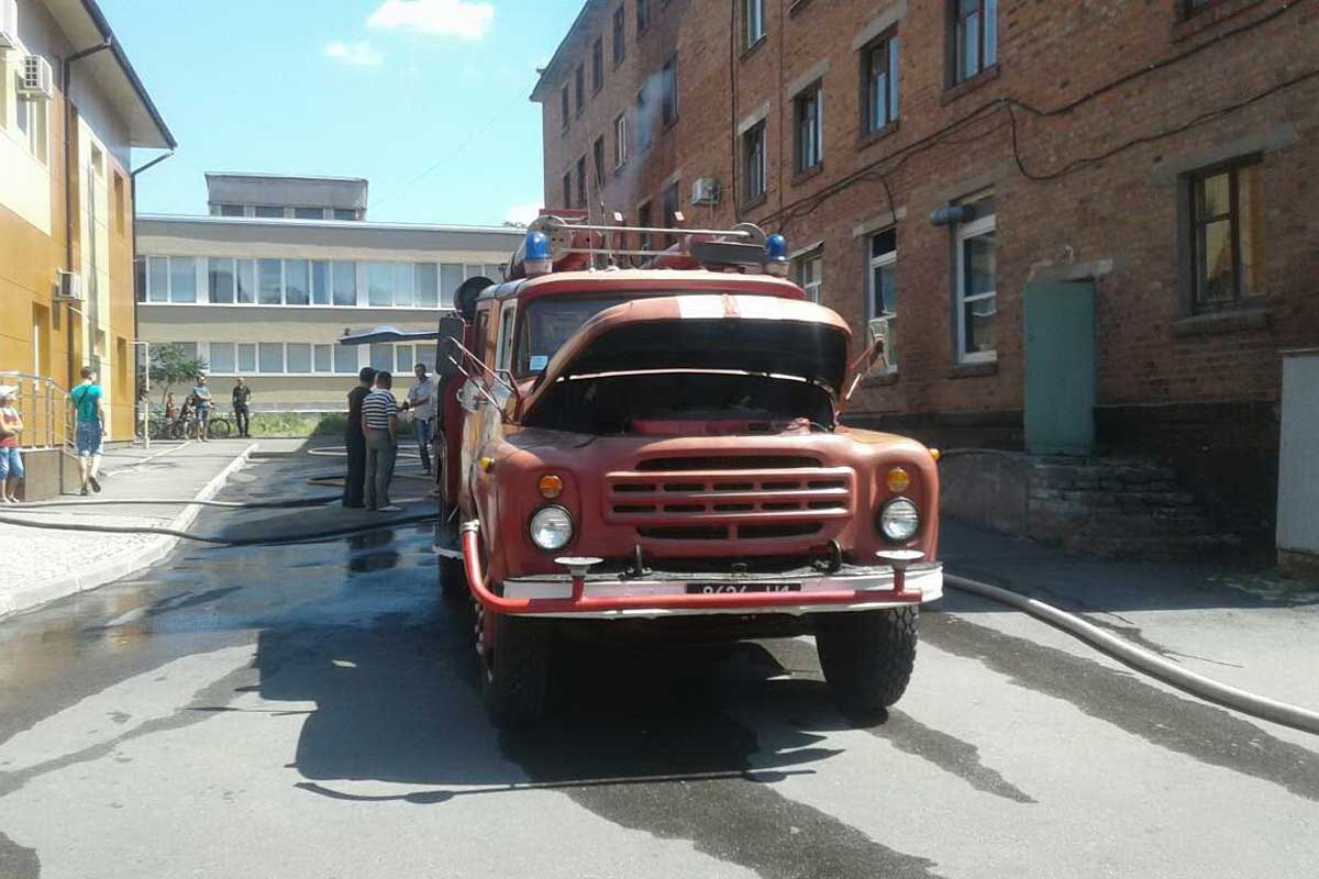Из горящего отеля под Харьковом спасли постояльцев (фото)