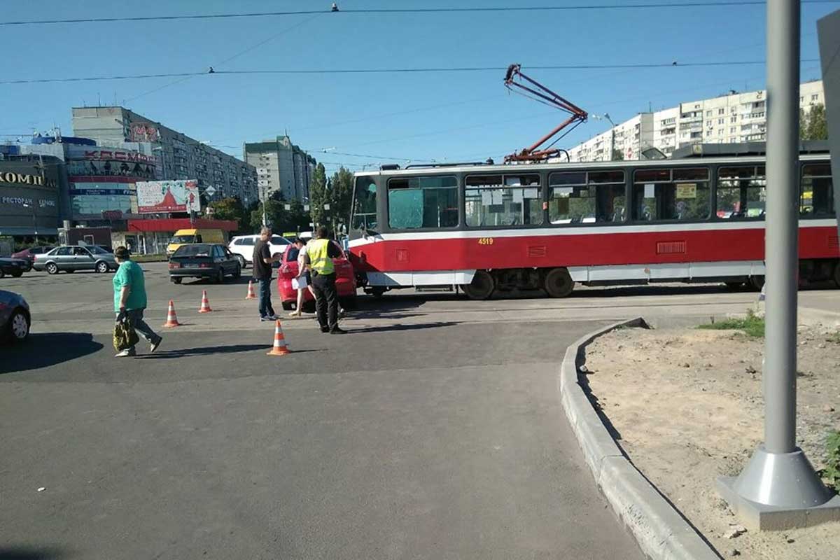 На Героев Труда столкнулись трамвай и легковушка (фото)