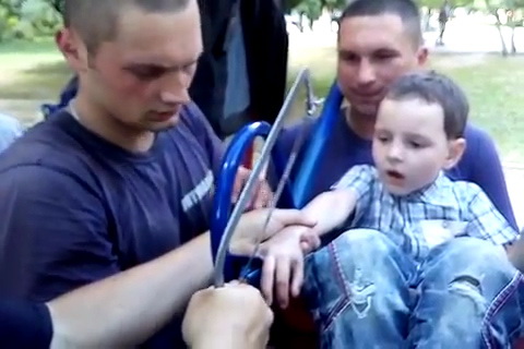 На Алексеевке спасатели распилили качели, чтобы вытащить ребенка (фото, видео)