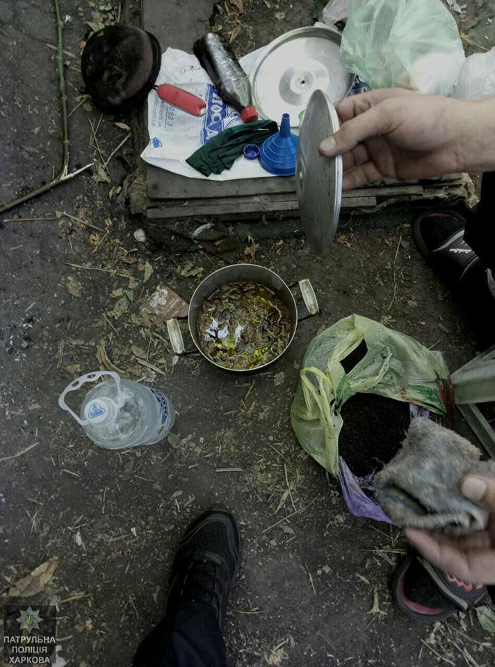 В Харькове посреди улицы варили наркотики (фото)