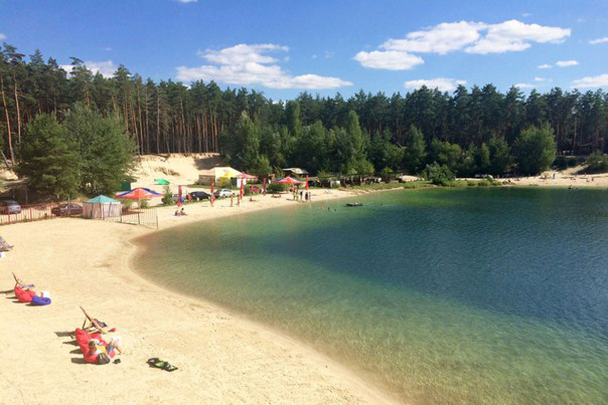 На пляж в Безлюдовке - часовые очереди