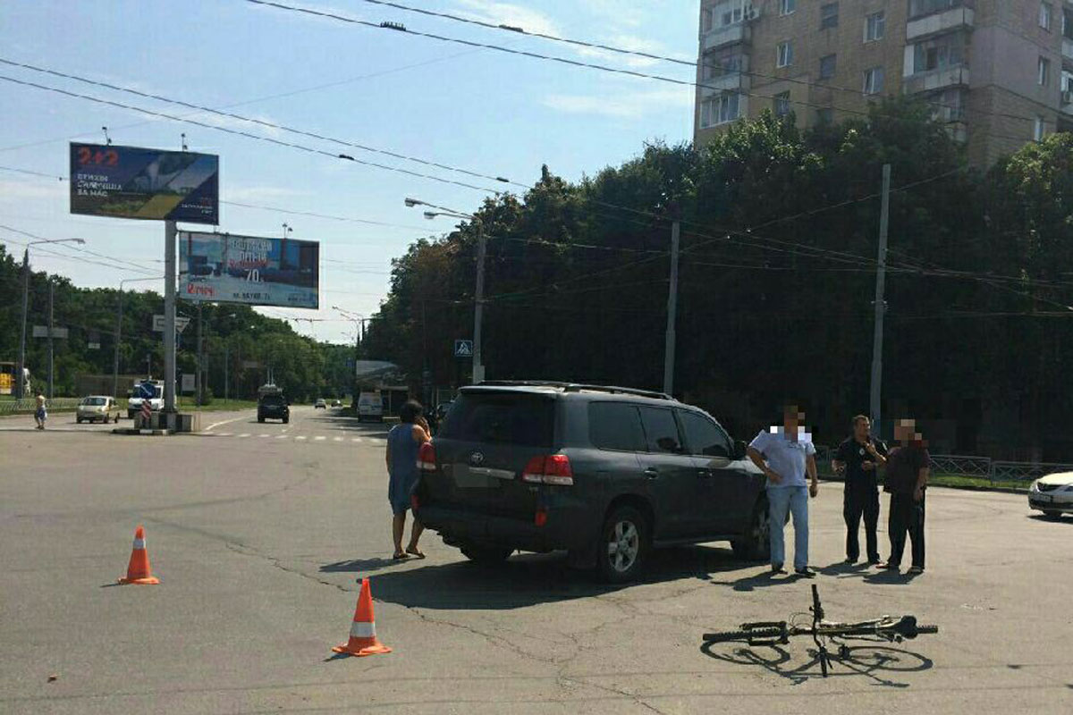 На Павловом поле внедорожник сбил подростка на велосипеде (фото)