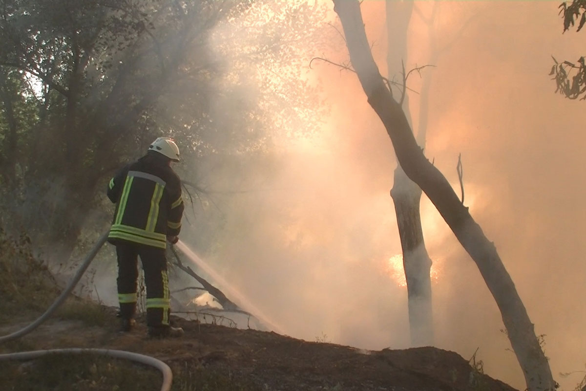Спасатели больше девяти часов тушили пожар на Салтовке (фото, видео)