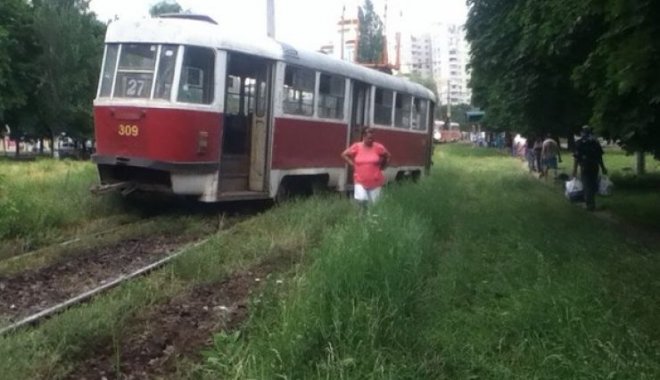 На Салтовке трамвай врезался в электроопору