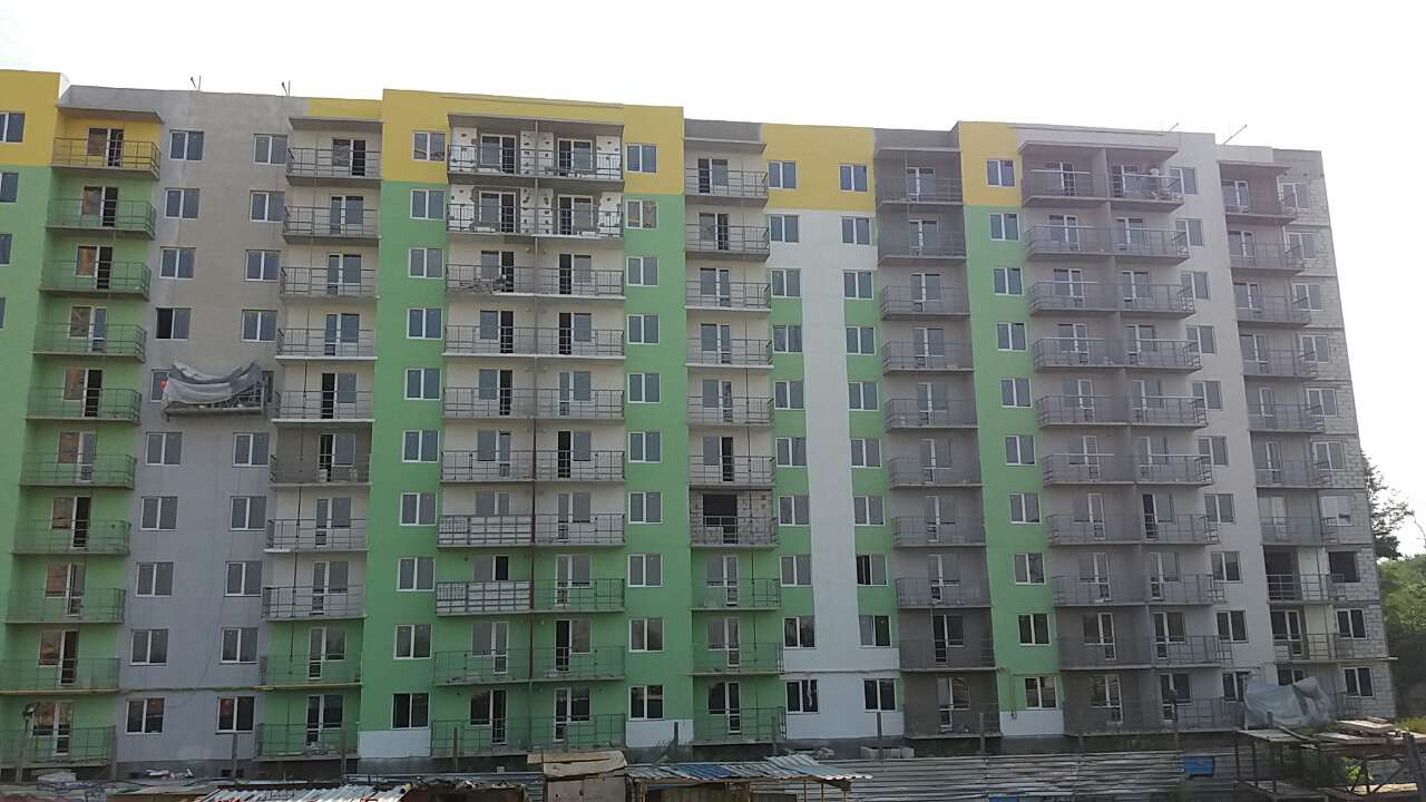 Харьковский застройщик красит фасад новостроя