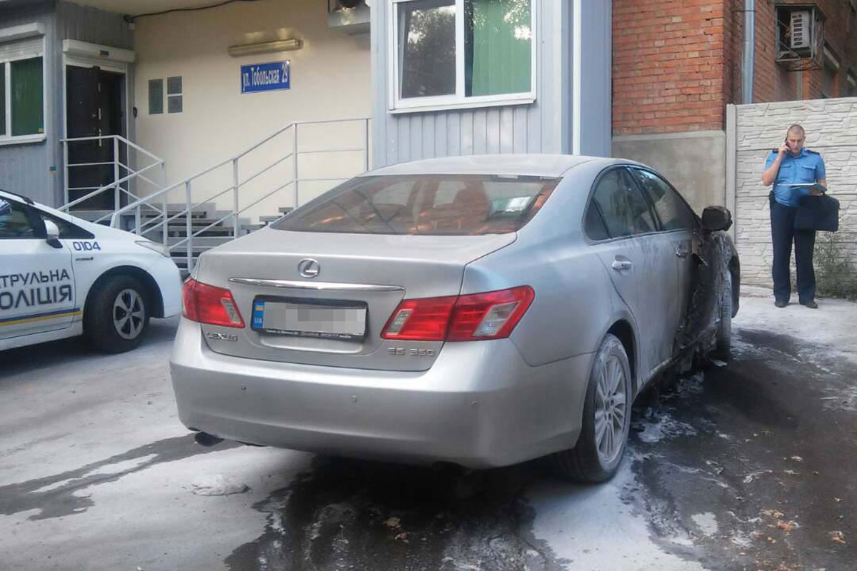 В центре Харькова сожгли Lexus (фото)