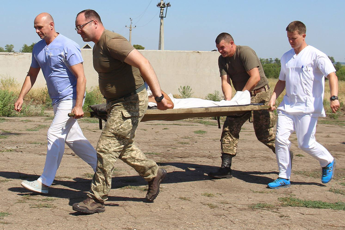 В Харьков на вертолете доставили раненых бойцов АТО (фото)