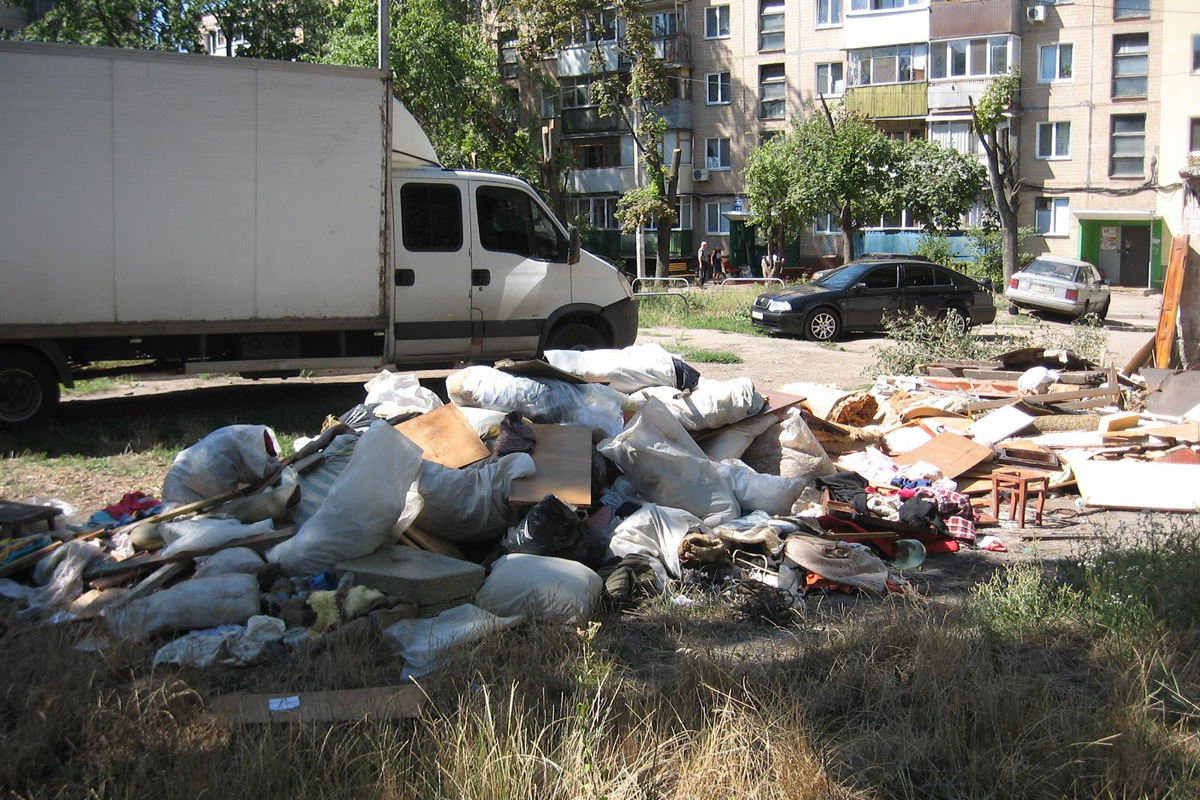 В Харькове зоозащитники семь часов искали кота в заваленной мусором квартире (фото)